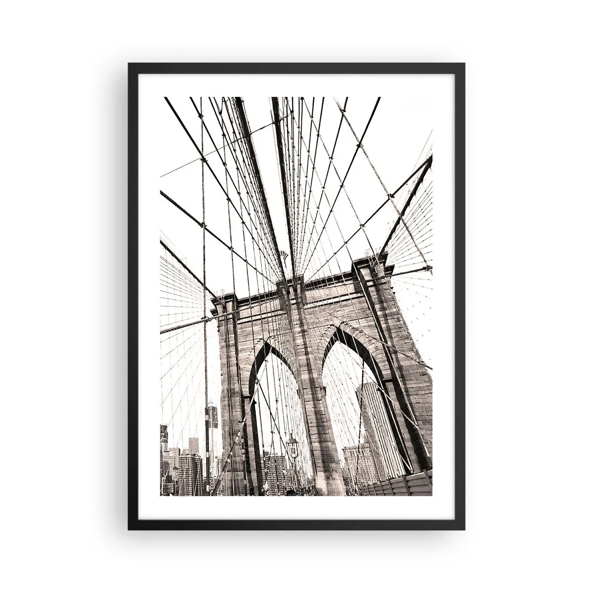 Affiche dans un cadre noir - Poster - Photographie en noir et blanc du pont depuis la perspective de la passerelle piétonne. - 50x70cm - Cathédrale New Yorkaise - Décoration murale moderne pour le salon et la chambre ARTTOR
