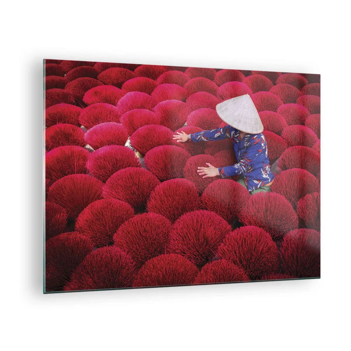 Impression sur verre - Image sur verre - Un ouvrier parmi des bâtons d'encens rouges sur un fond à motifs - 70x50cm - Dans un champ de riz - Décoration murale moderne pour le salon et la chambre ARTTOR