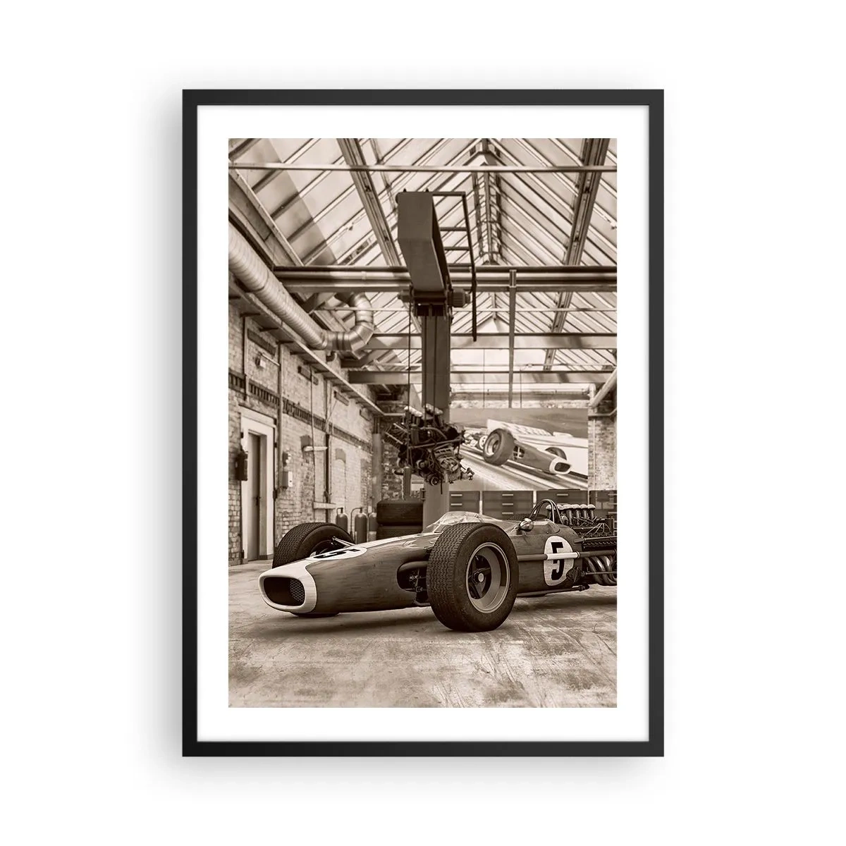 Affiche dans un cadre noir - Poster - Voiture de course emblématique dans un intérieur industriel - 50x70cm - Le repos du guerrier - Décoration murale moderne pour le salon et la chambre ARTTOR