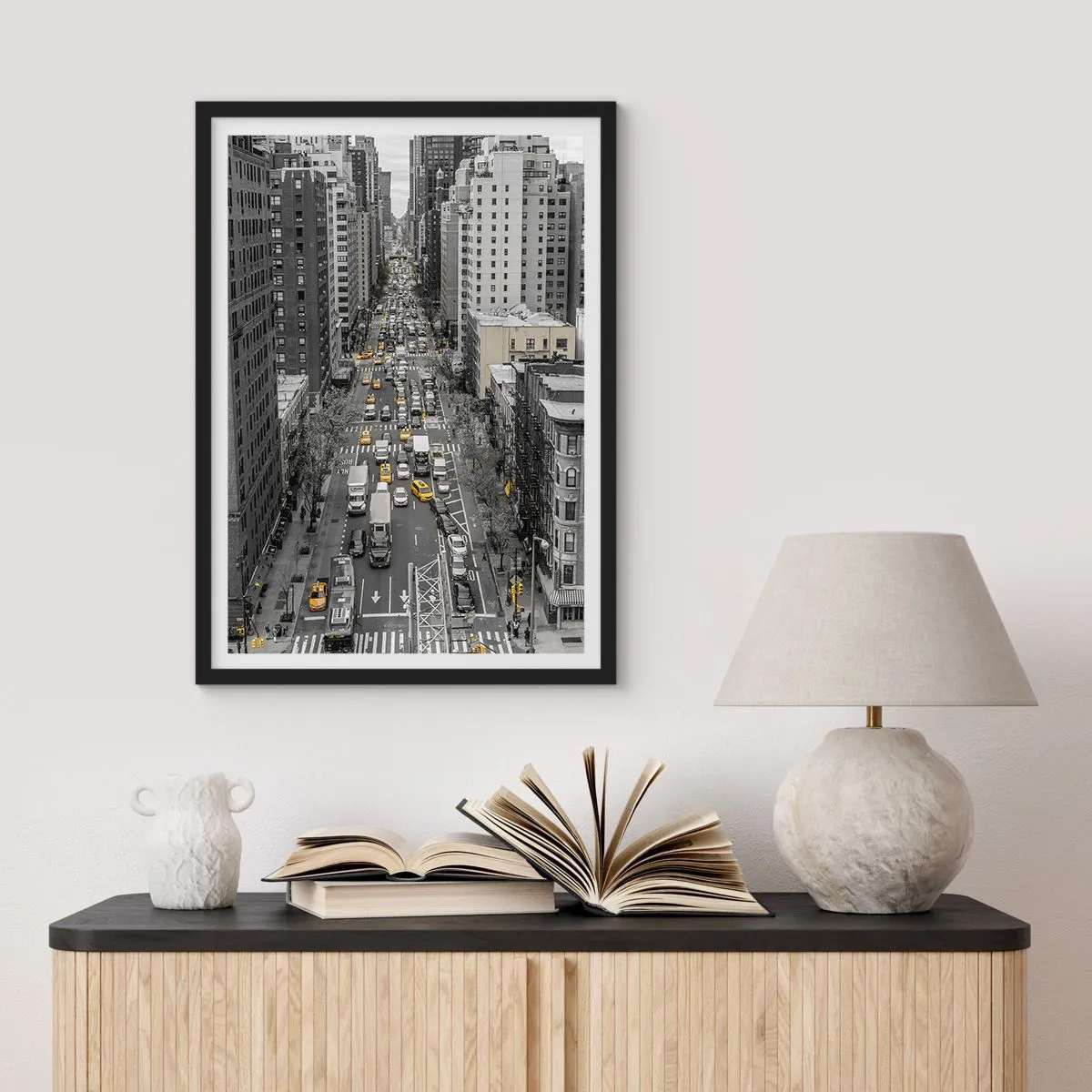 Affiche dans un cadre noir - Poster - Rue de New York en noir et blanc avec des taxis jaunes - 50x70cm - La vie new-yorkaise - Décoration murale moderne pour le salon et la chambre ARTTOR