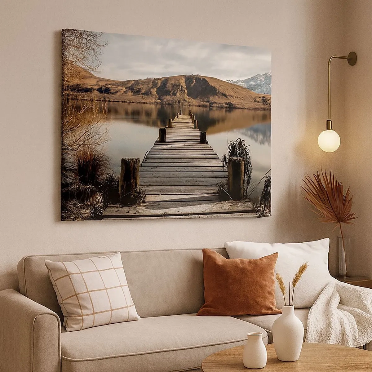 Impression sur toile - Image sur toile - Une jetée en bois sur un lac entouré de collines pittoresques - 70x50cm - Paysage silencieux - Décoration murale moderne pour le salon et la chambre ARTTOR