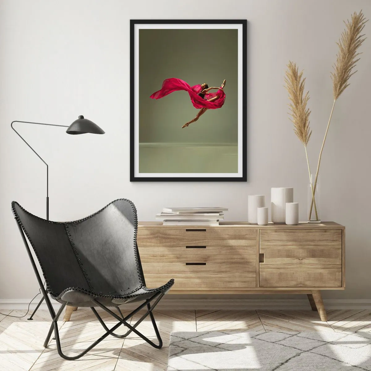 Affiche dans un cadre noir - Poster - Une ballerine en tissu rouge exécute un saut dynamique. - 50x70cm - Flamme dansante - Décoration murale moderne pour le salon et la chambre ARTTOR
