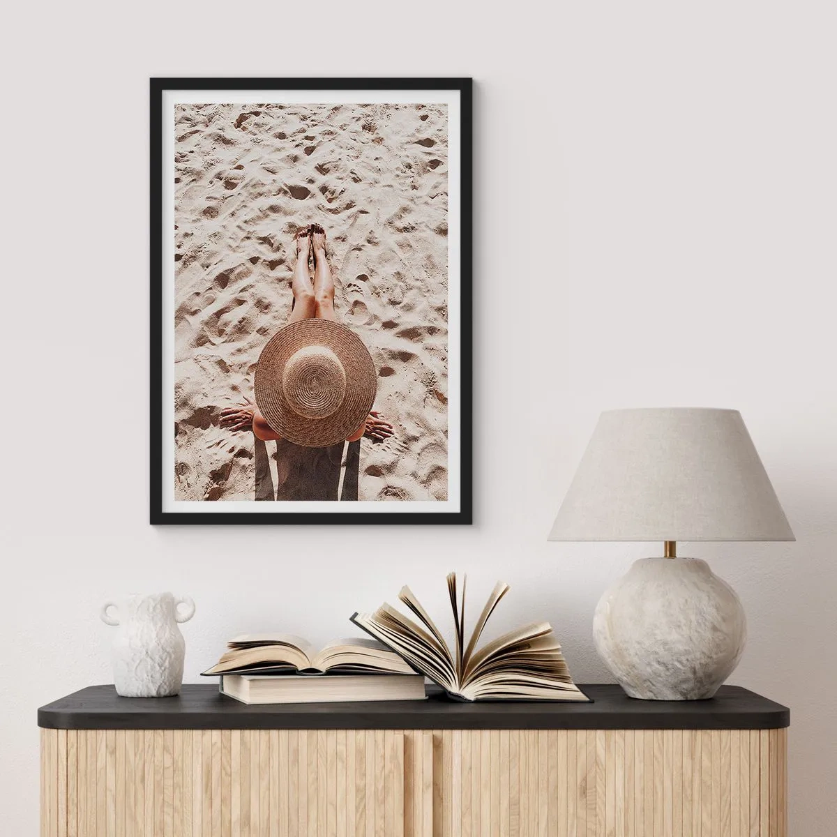 Affiche dans un cadre noir - Poster - Personne prenant un bain de soleil sur la plage, vue de dessus avec un grand chapeau contre le sable - 50x70cm - Moment de rêve - Décoration murale moderne pour le salon et la chambre ARTTOR