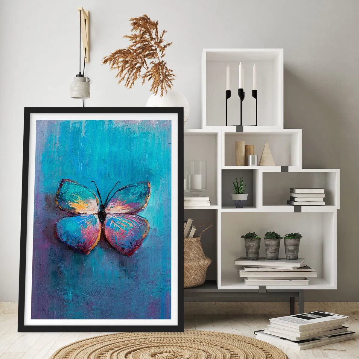 Affiche dans un cadre noir - Poster - Un papillon aux couleurs intenses sur fond bleu - 50x70cm - Dans toute sa splendeur - Décoration murale moderne pour le salon et la chambre ARTTOR