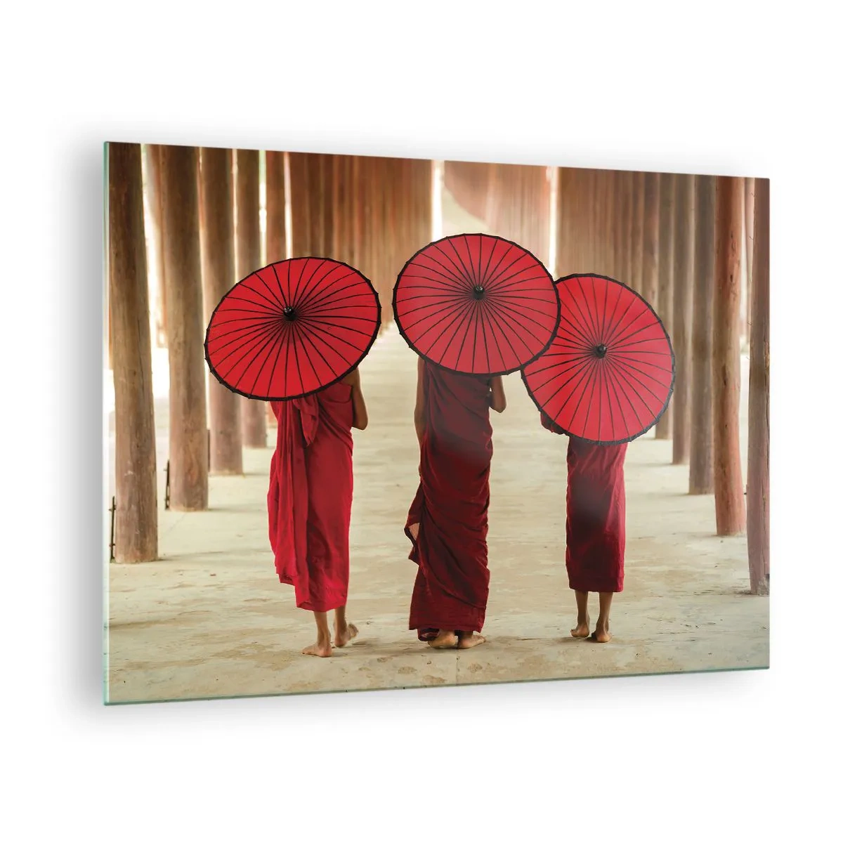 Impression sur verre - Image sur verre - Moines avec des parapluies rouges marchant le long d'un couloir en bois - 70x50cm - Sur la route du pays pure - Décoration murale moderne pour le salon et la chambre ARTTOR