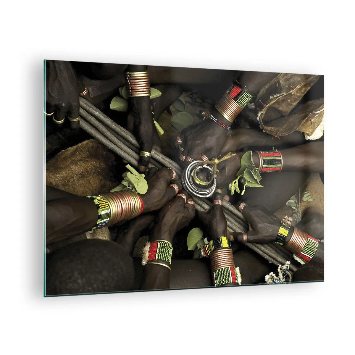 Impression sur verre - Image sur verre - Mains avec des bracelets tenant un récipient dans un geste rituel - 70x50cm - Nous sommes ensemble - Décoration murale moderne pour le salon et la chambre ARTTOR