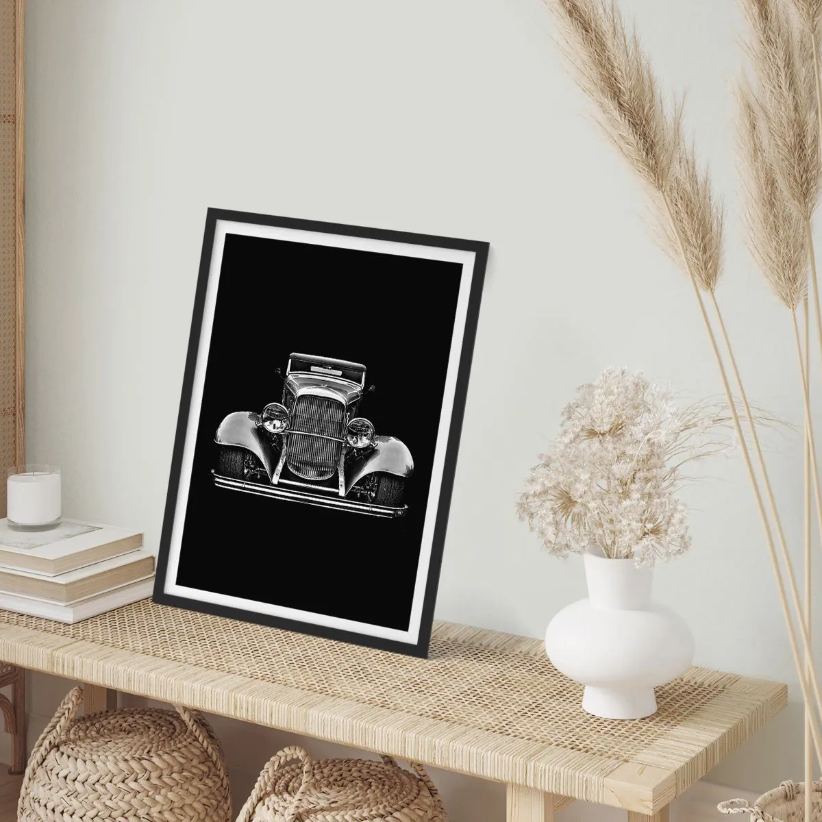 Affiche dans un cadre noir - Poster - Photographie en noir et blanc d'une voiture classique sur fond noir - 50x70cm - Un vrai gentleman - Décoration murale moderne pour le salon et la chambre ARTTOR