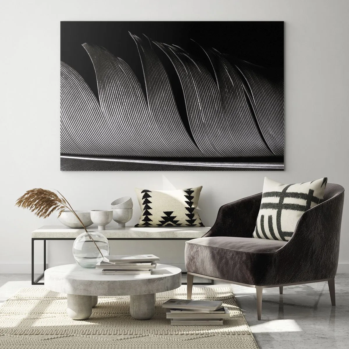 Impression sur verre - Image sur verre - Gros plan noir et blanc d'une plume présentée sous une lumière contrastée. - 70x50cm - La plume – un design magnifique - Décoration murale moderne pour le salon et la chambre ARTTOR