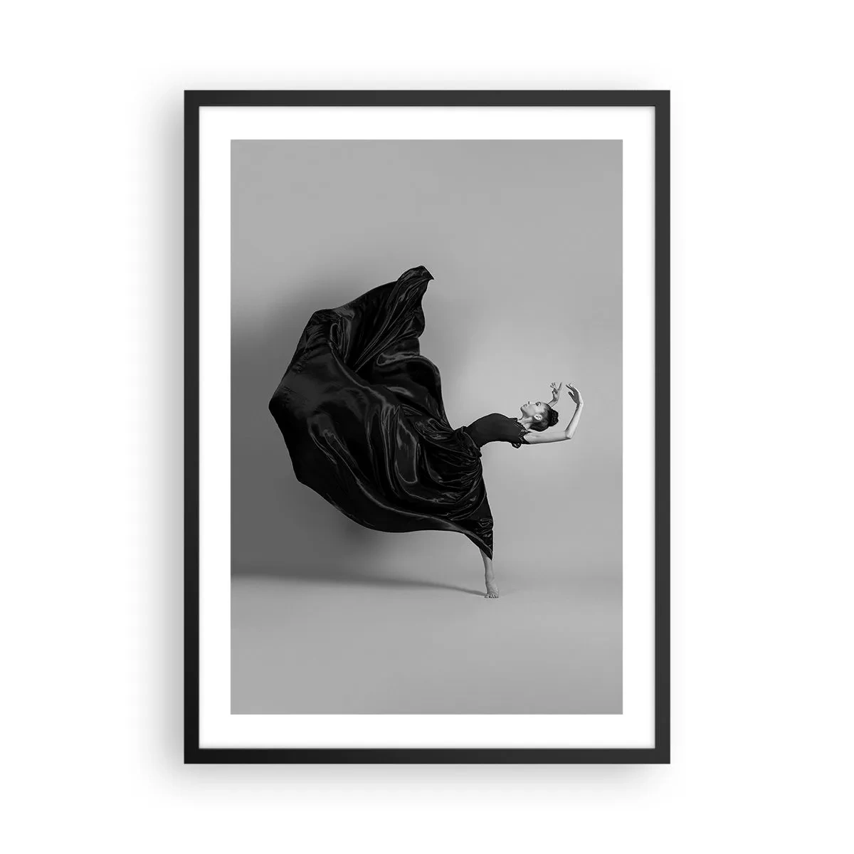 Affiche dans un cadre noir - Poster - Une danseuse élégante en robe noire en mouvement - 50x70cm - Musique ailées - Décoration murale moderne pour le salon et la chambre ARTTOR