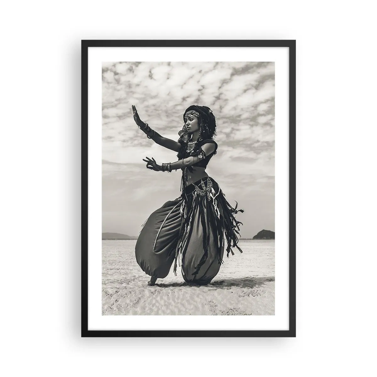 Affiche dans un cadre noir - Poster - Une danseuse ethnique dans un paysage désertique - 50x70cm - Danse des îles du sud - Décoration murale moderne pour le salon et la chambre ARTTOR