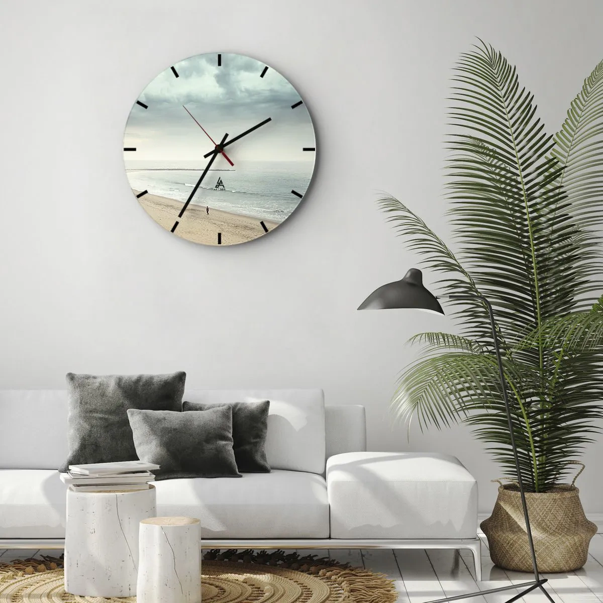 Horloge murale - Pendule murale - Une silhouette solitaire marche le long du rivage sous un ciel nuageux. - 30x30cm - à la recherche de la paix - Décoration murale moderne pour le salon, la cuisine et la chambre ARTTOR