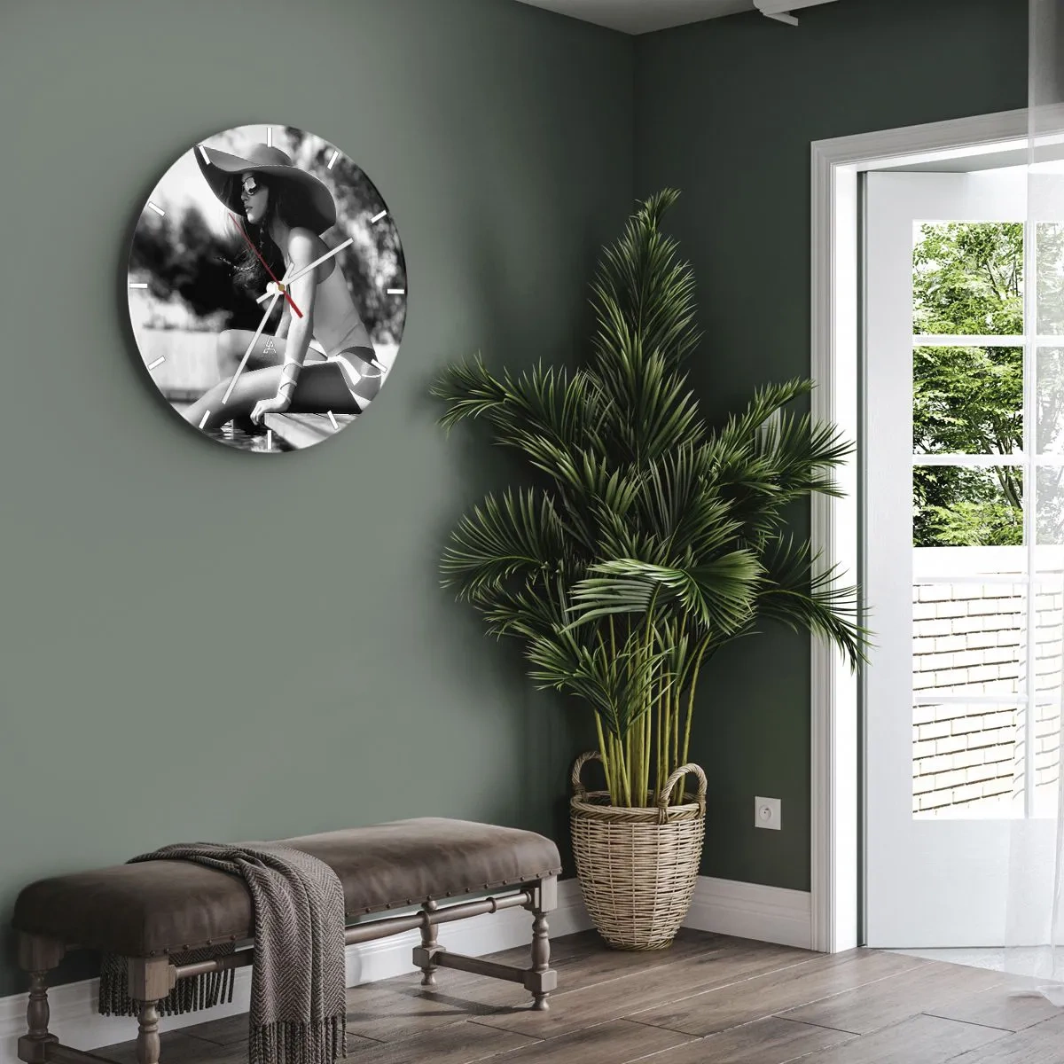 Horloge murale - Pendule murale - Portrait de femme élégante avec un chapeau et des lunettes de soleil au bord de la piscine - 30x30cm - Rêve d'été - Décoration murale moderne pour le salon, la cuisine et la chambre ARTTOR