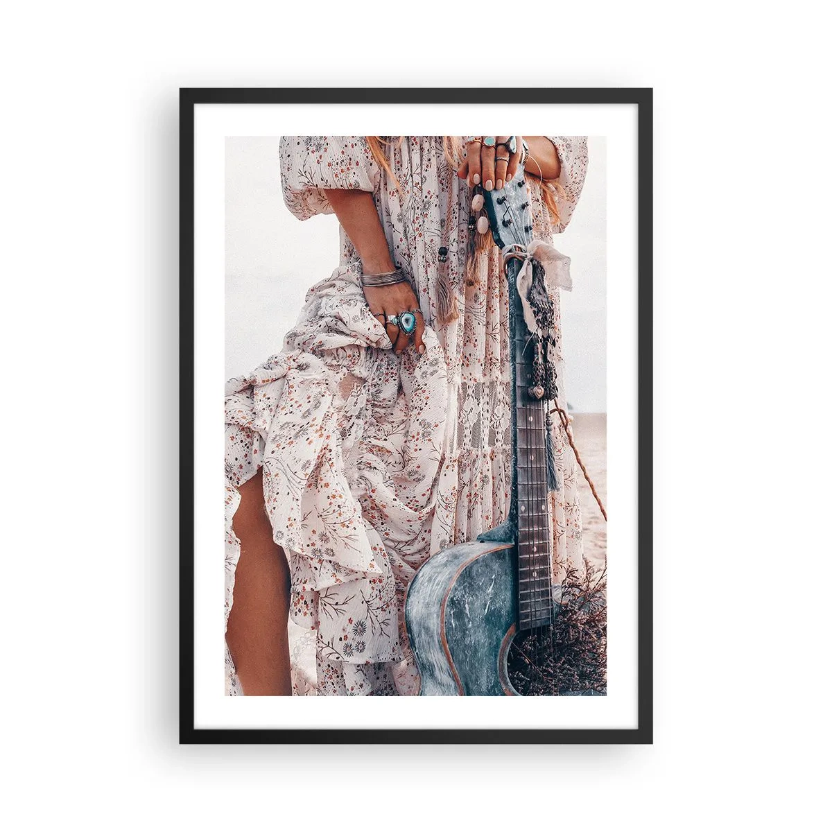 Affiche dans un cadre noir - Poster - Un fragment de robe avec des ornements et une guitare de style bohème - 50x70cm - Enfant de fleur en route - Décoration murale moderne pour le salon et la chambre ARTTOR