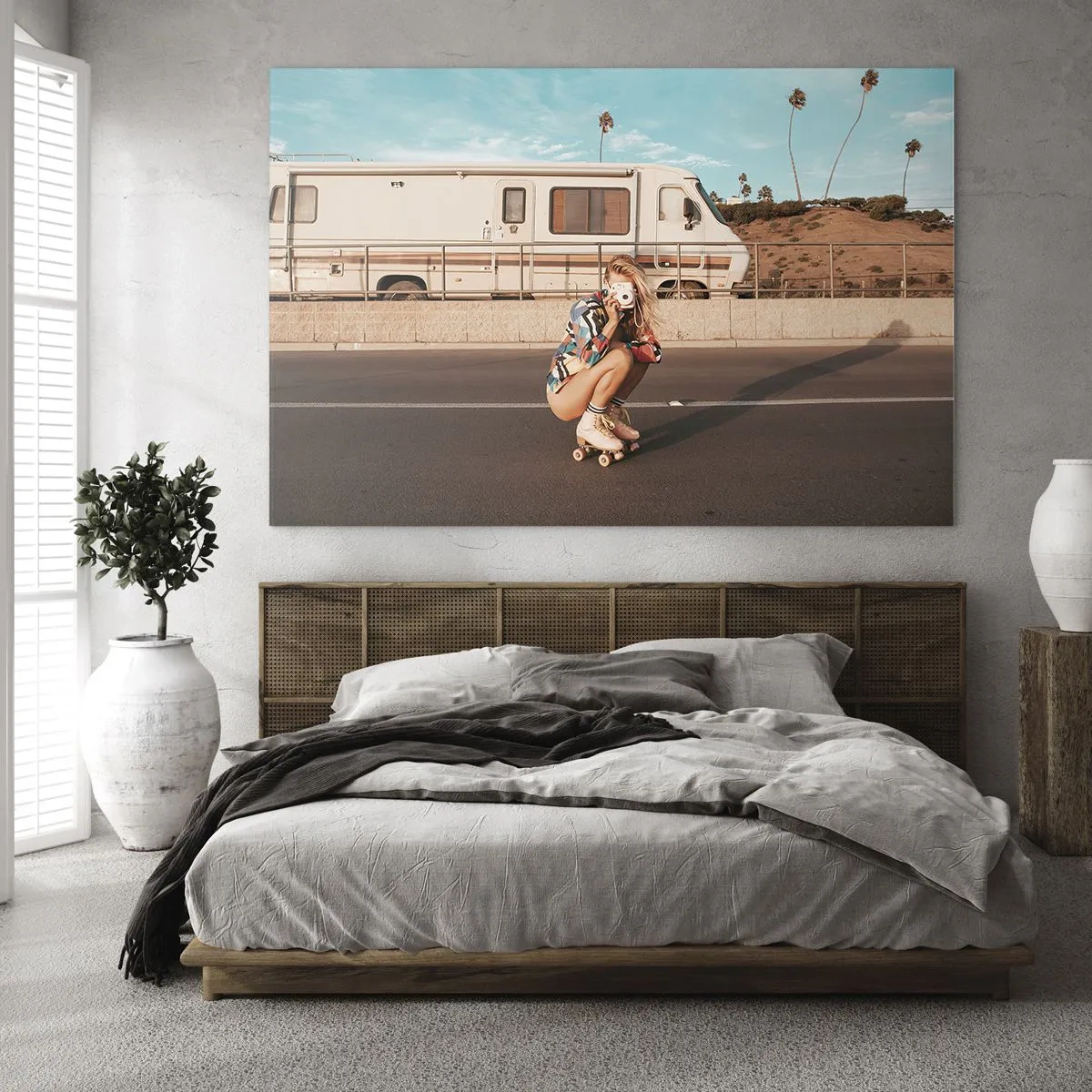 Impression sur verre - Image sur verre - Une fille en patins à roulettes prenant des photos sous le soleil californien. - 70x50cm - Souriez s'il-vous-plait! - Décoration murale moderne pour le salon et la chambre ARTTOR