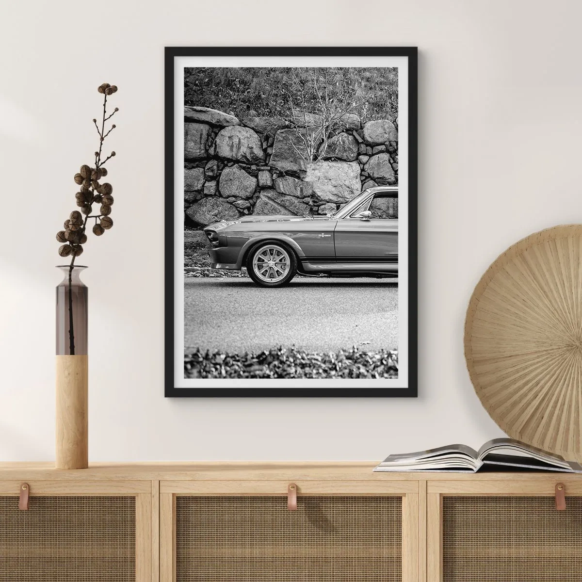 Affiche dans un cadre noir - Poster - Voiture classique noire et blanche contre un mur de pierre - 50x70cm - Légende des années 60 - Décoration murale moderne pour le salon et la chambre ARTTOR