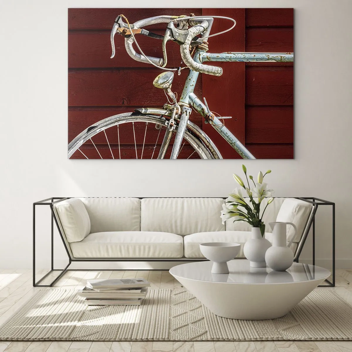 Impression sur verre - Image sur verre - Un vieux vélo de route des années 1970 contre un mur en bois rouge - 70x50cm - Construit pour la victoire - Décoration murale moderne pour le salon et la chambre ARTTOR