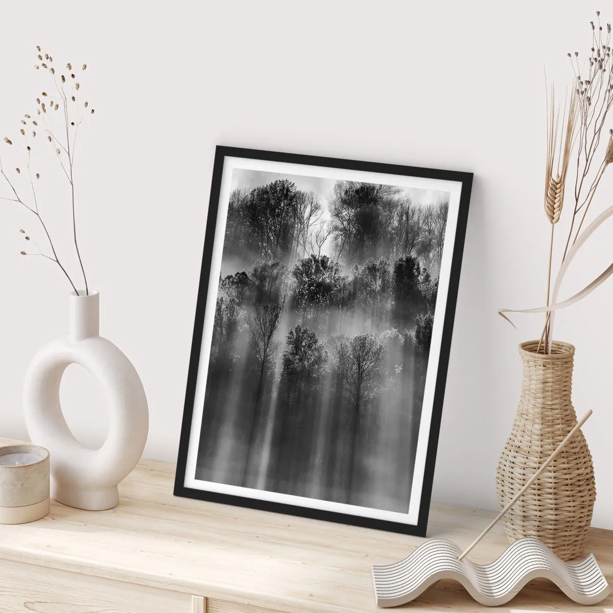 Affiche dans un cadre noir - Poster - Forêt noire et blanche dans le brouillard avec les rayons du soleil - 50x70cm - Dans les flots de lumière - Décoration murale moderne pour le salon et la chambre ARTTOR
