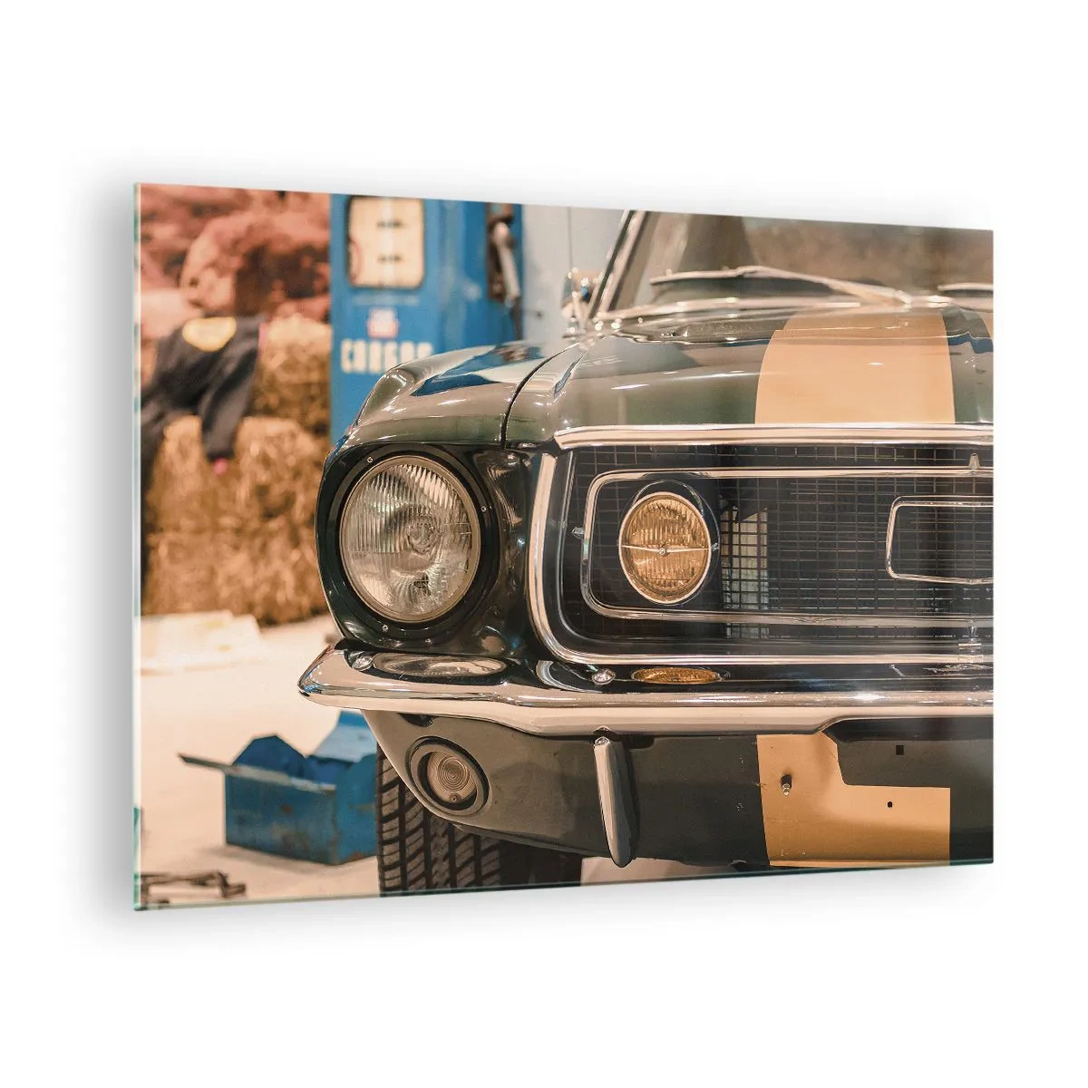 Impression sur verre - Image sur verre - Gros plan d'une voiture classique, Mustang, dans un atelier - 70x50cm - Rencontre avec une légende - Décoration murale moderne pour le salon et la chambre ARTTOR
