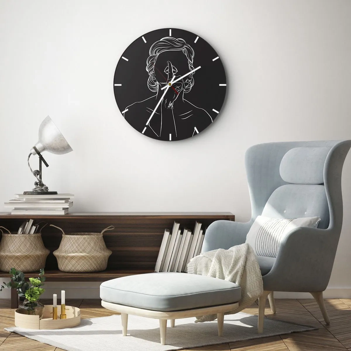 Horloge murale - Pendule murale - Un contour blanc d'une femme avec son doigt sur sa bouche sur un fond noir. - 30x30cm - La beauté s'épanouit en silence - Décoration murale moderne pour le salon, la cuisine et la chambre ARTTOR