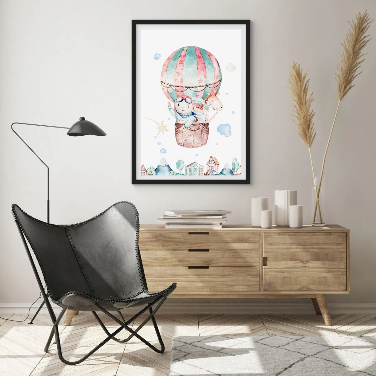 Affiche dans un cadre noir - Poster - Une jolie illustration d'un ours en peluche volant dans un ballon au-dessus d'une ville - 50x70cm - Nous serons de retour bientôt! - Décoration murale moderne pour le salon et la chambre ARTTOR