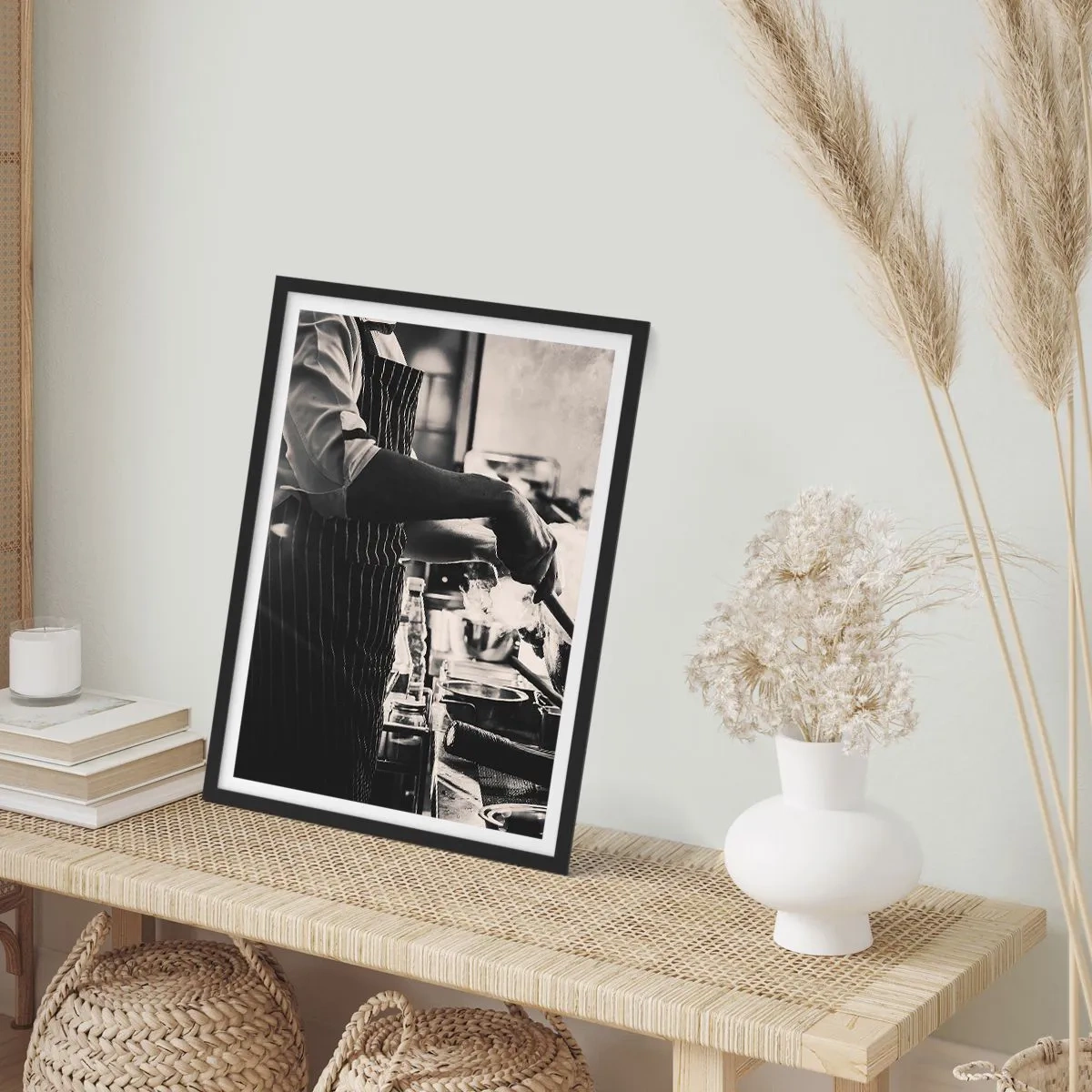 Affiche dans un cadre noir - Poster - Photographie en noir et blanc d'un chef au travail - 50x70cm - Alchimie des saveurs - Décoration murale moderne pour le salon et la chambre ARTTOR