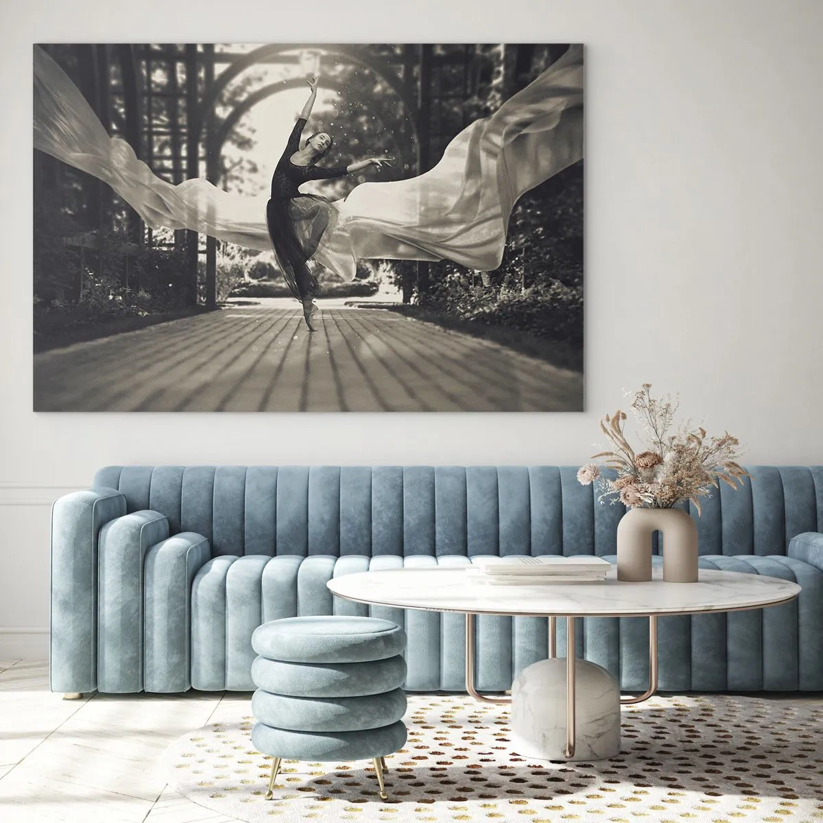 Impression sur verre - Image sur verre - Une danseuse en mouvement sur fond de jardin en noir et blanc. - 70x50cm - La danse de l'esprit jardin - Décoration murale moderne pour le salon et la chambre ARTTOR