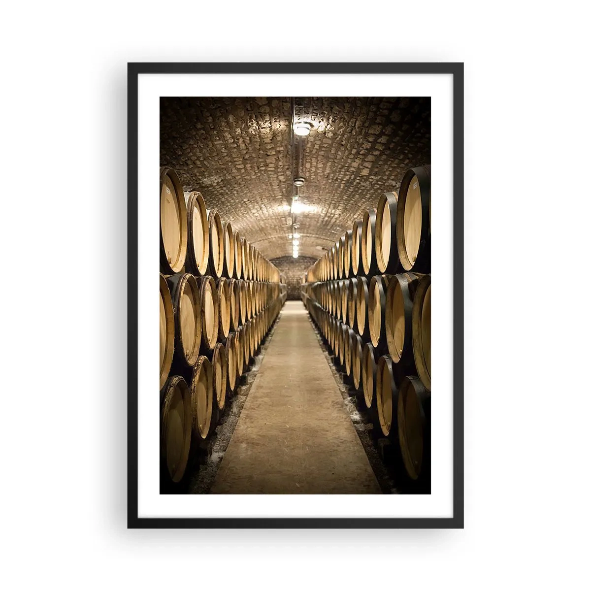 Affiche dans un cadre noir - Poster - Une cave pleine de tonneaux de vin - 50x70cm - Dans un sous-sol en brique - Décoration murale moderne pour le salon et la chambre ARTTOR