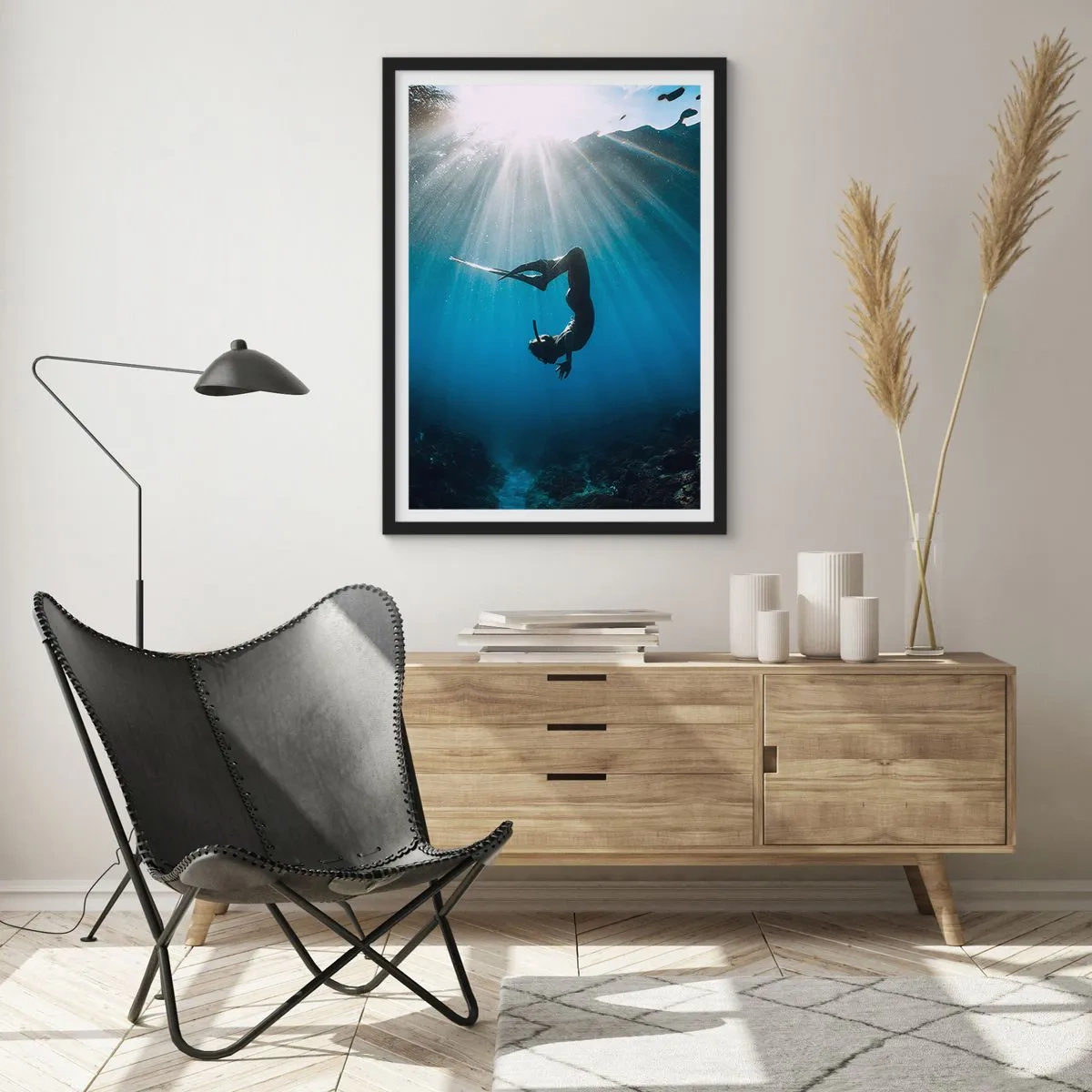 Affiche dans un cadre noir - Poster - Plongeur dans les rayons de lumière sous-marine - 50x70cm - Dans sous-marine - Décoration murale moderne pour le salon et la chambre ARTTOR