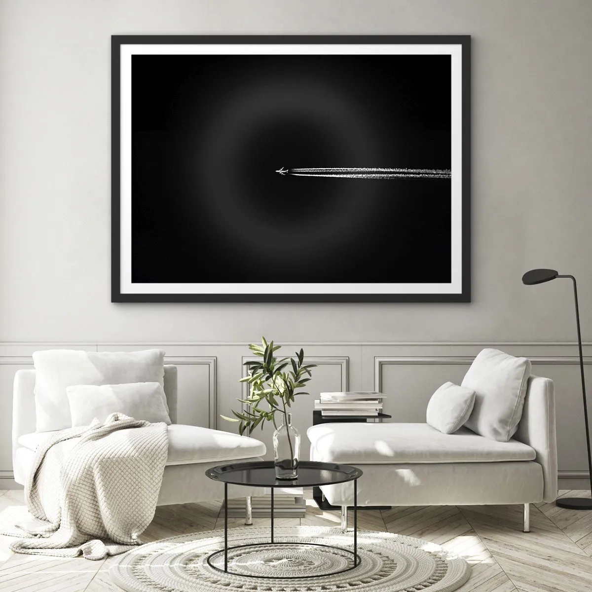 Affiche dans un cadre noir - Poster - Un avion à réaction avec une traînée de condensation visible sur fond noir - 70x50cm - Dans une autre dimension - Décoration murale moderne pour le salon et la chambre ARTTOR