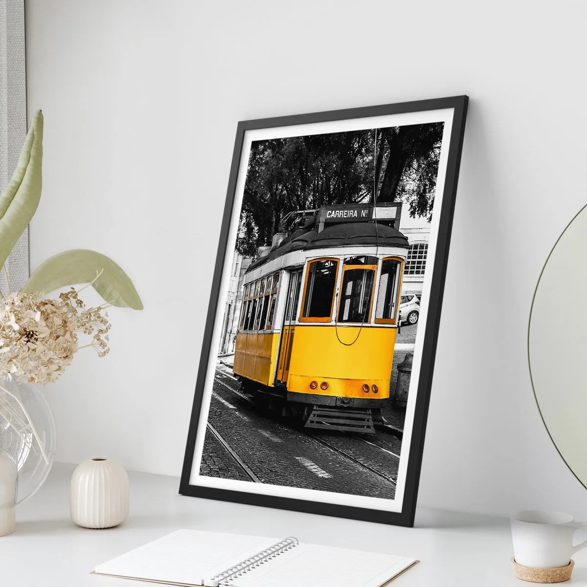 Affiche dans un cadre noir - Poster - Un tramway jaune sur fond urbain noir et blanc - 50x70cm - Et du fado en arrière-plan - Décoration murale moderne pour le salon et la chambre ARTTOR