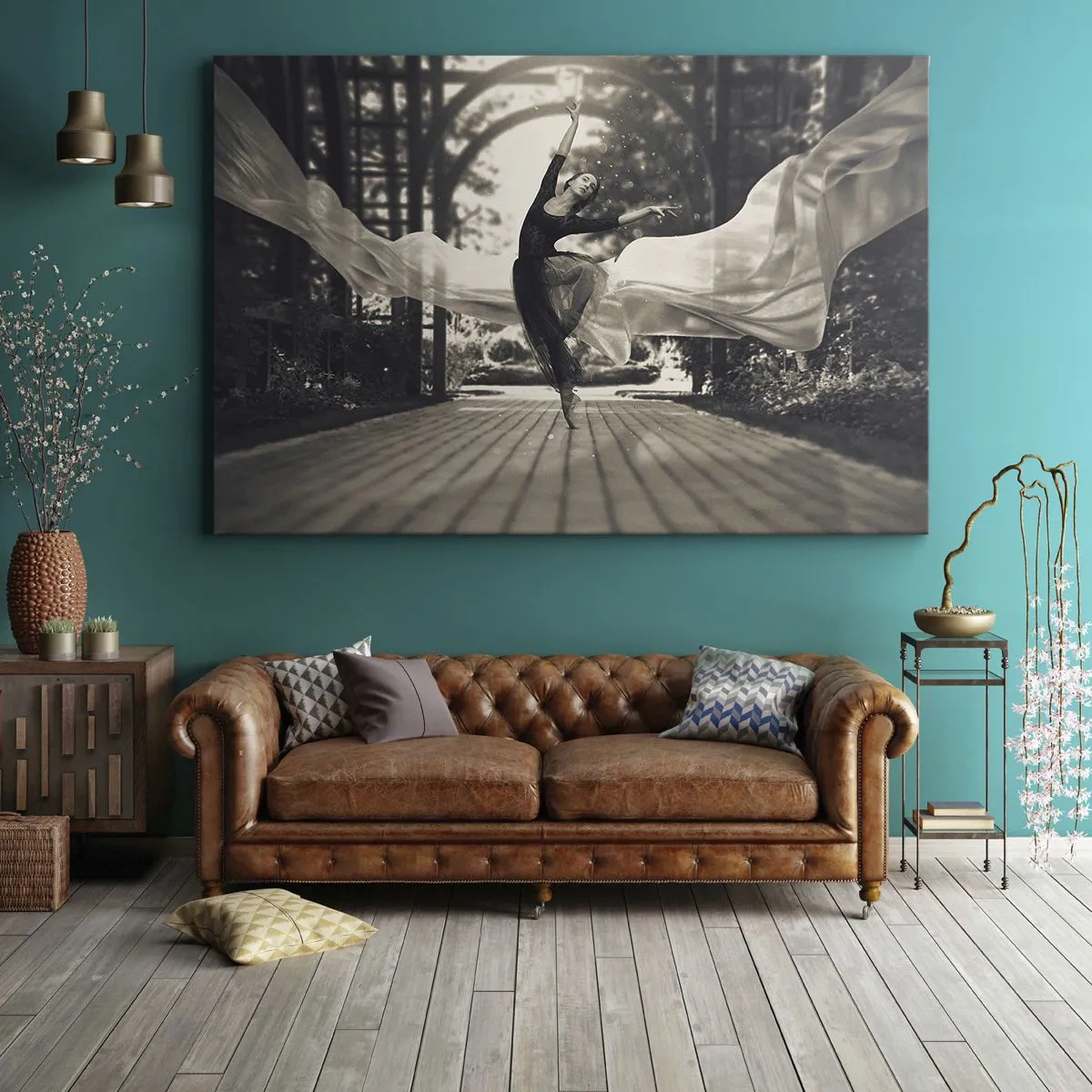 Impression sur toile - Image sur toile - Une danseuse vêtue d'une robe fluide exécute un saut sur fond de jardin noir et blanc. - 70x50cm - La danse de l'esprit jardin - Décoration murale moderne pour le salon et la chambre ARTTOR