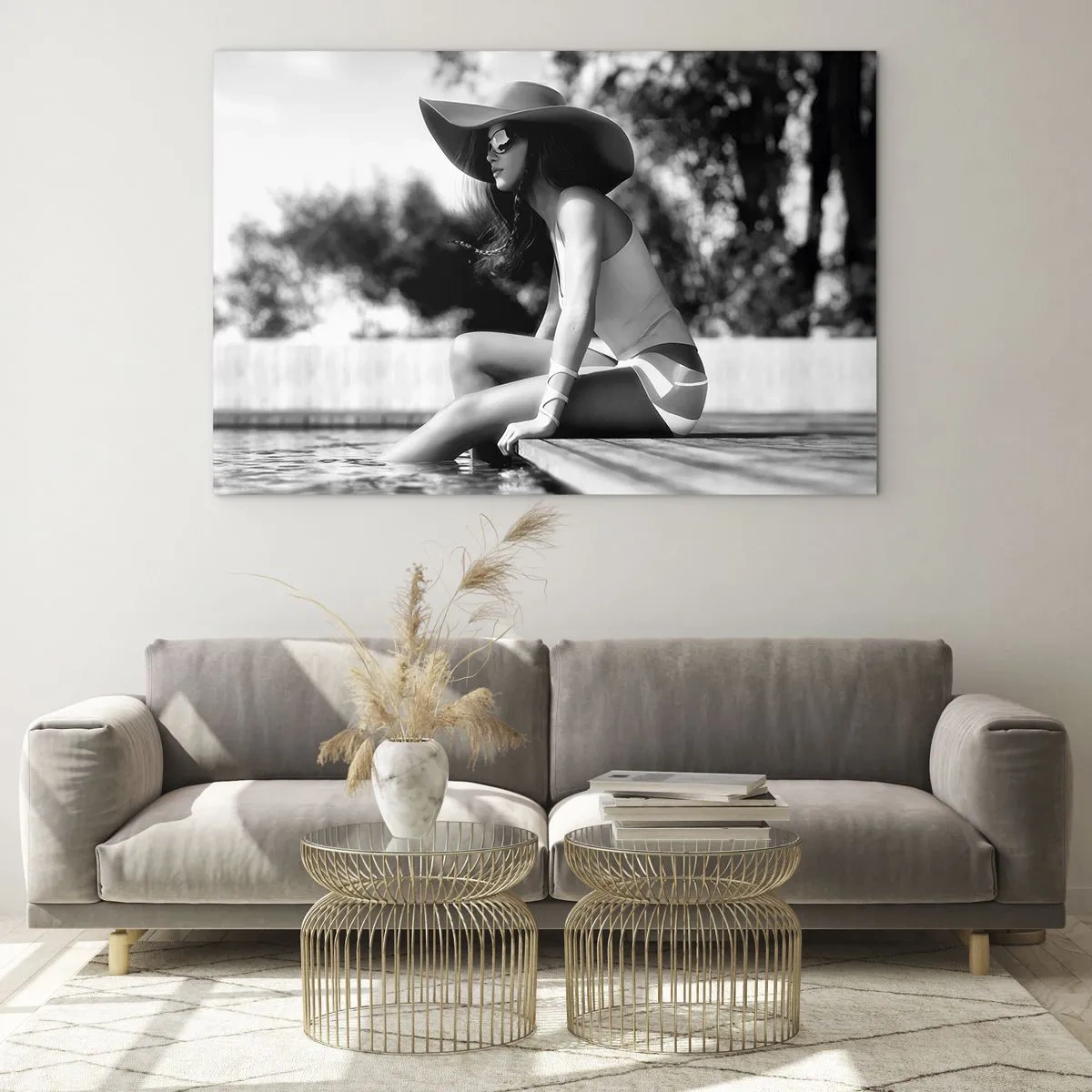 Impression sur verre - Image sur verre - Femme portant un chapeau assise au bord de la piscine en noir et blanc - 70x50cm - Rêve d'été - Décoration murale moderne pour le salon et la chambre ARTTOR