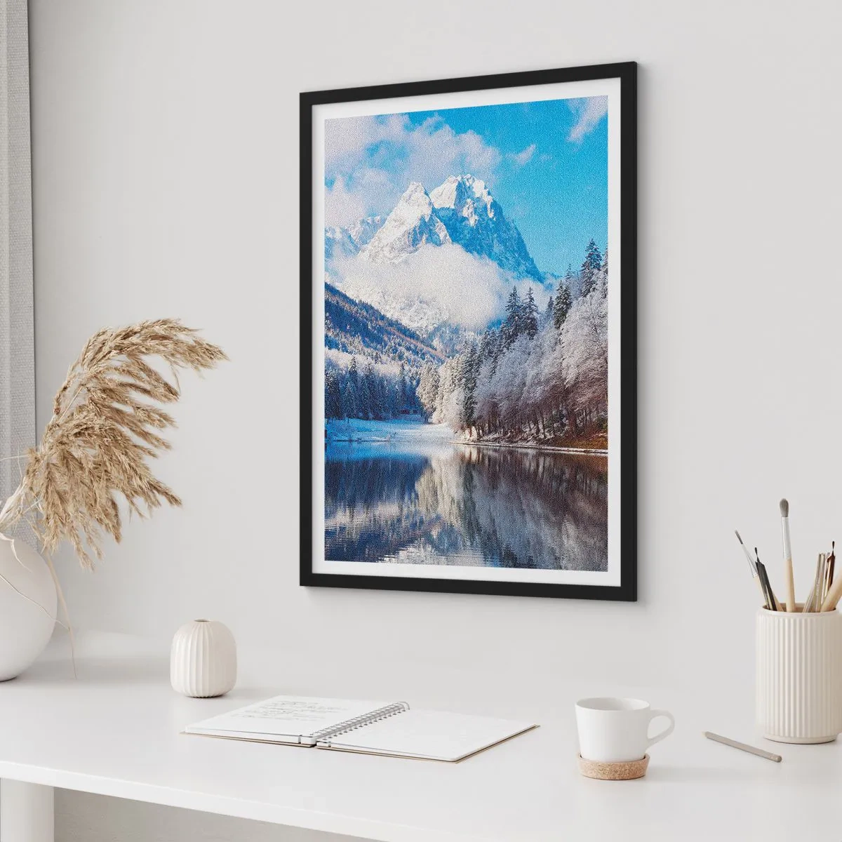 Affiche dans un cadre noir - Poster - Des montagnes enneigées se reflètent dans un lac en hiver - 50x70cm - Protecteur de la neige - Décoration murale moderne pour le salon et la chambre ARTTOR