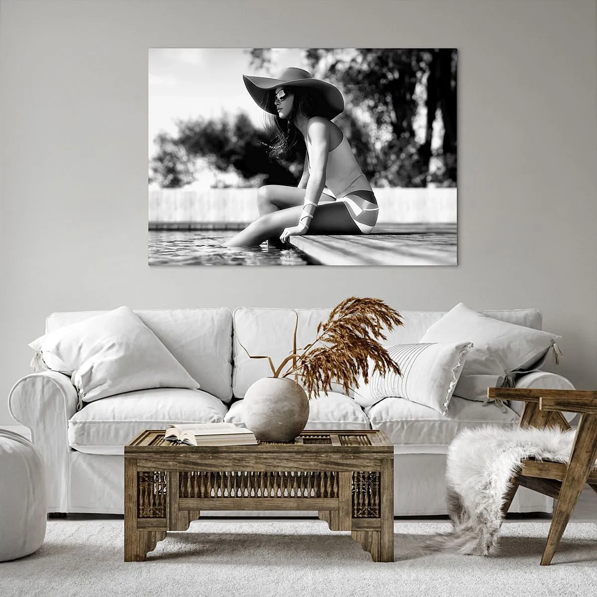 Impression sur toile - Image sur toile - Femme au chapeau au bord de la piscine en noir et blanc - 70x50cm - Rêve d'été - Décoration murale moderne pour le salon et la chambre ARTTOR