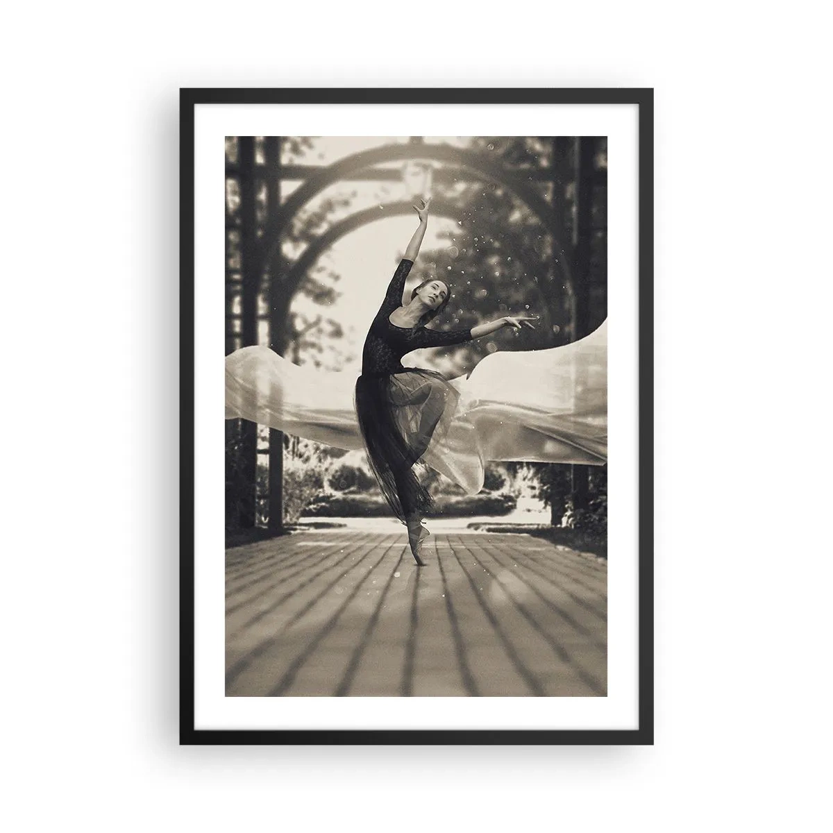 Affiche dans un cadre noir - Poster - Une danseuse en mouvement éthéré dans un décor de jardin - 50x70cm - La danse de l'esprit jardin - Décoration murale moderne pour le salon et la chambre ARTTOR