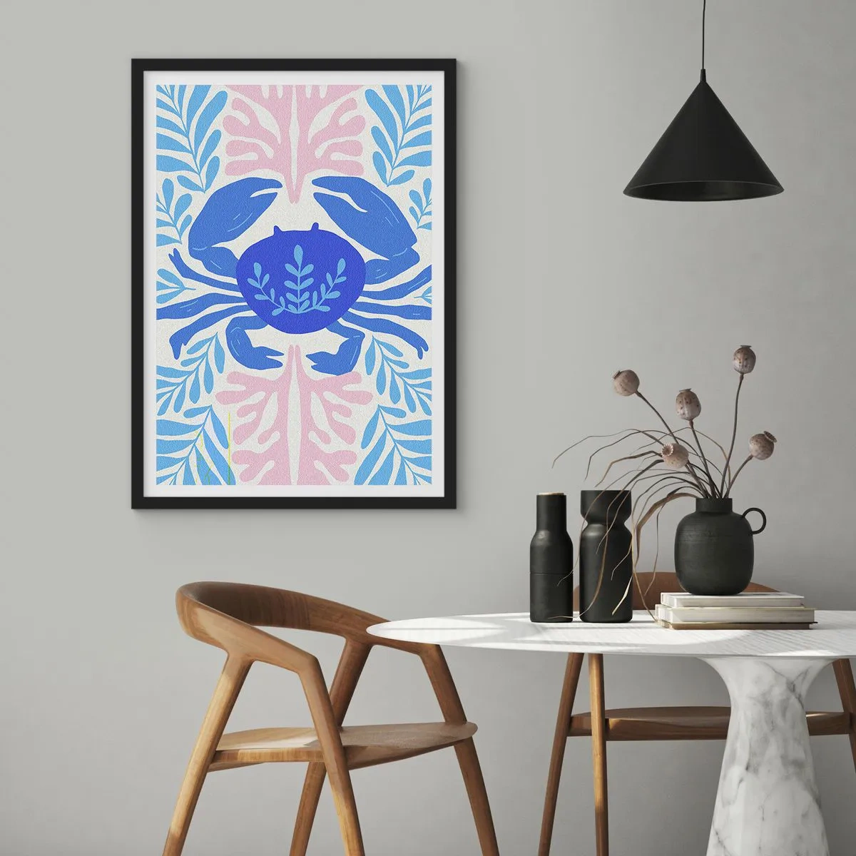 Affiche dans un cadre noir - Poster - Un crabe bleu décoratif entouré de plantes marines. - 50x70cm - Comme une fleur de mer - Décoration murale moderne pour le salon et la chambre ARTTOR