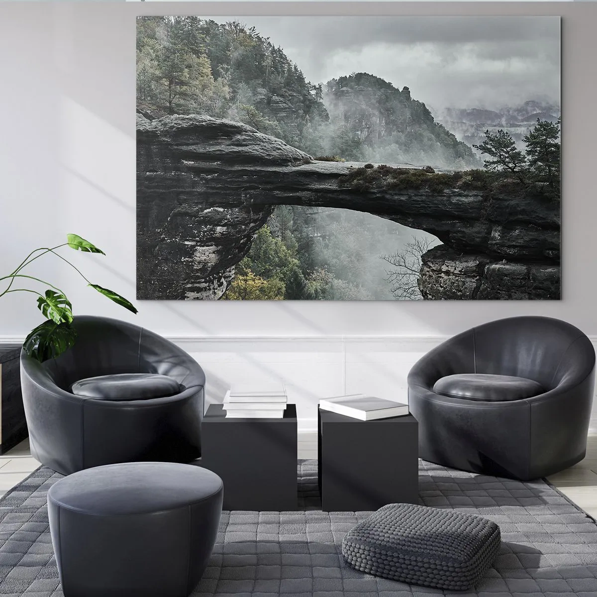 Impression sur verre - Image sur verre - Un pont de pierre entre des montagnes brumeuses et un paysage forestier - 70x50cm - L'aventure est sur le point de commencer - Décoration murale moderne pour le salon et la chambre ARTTOR