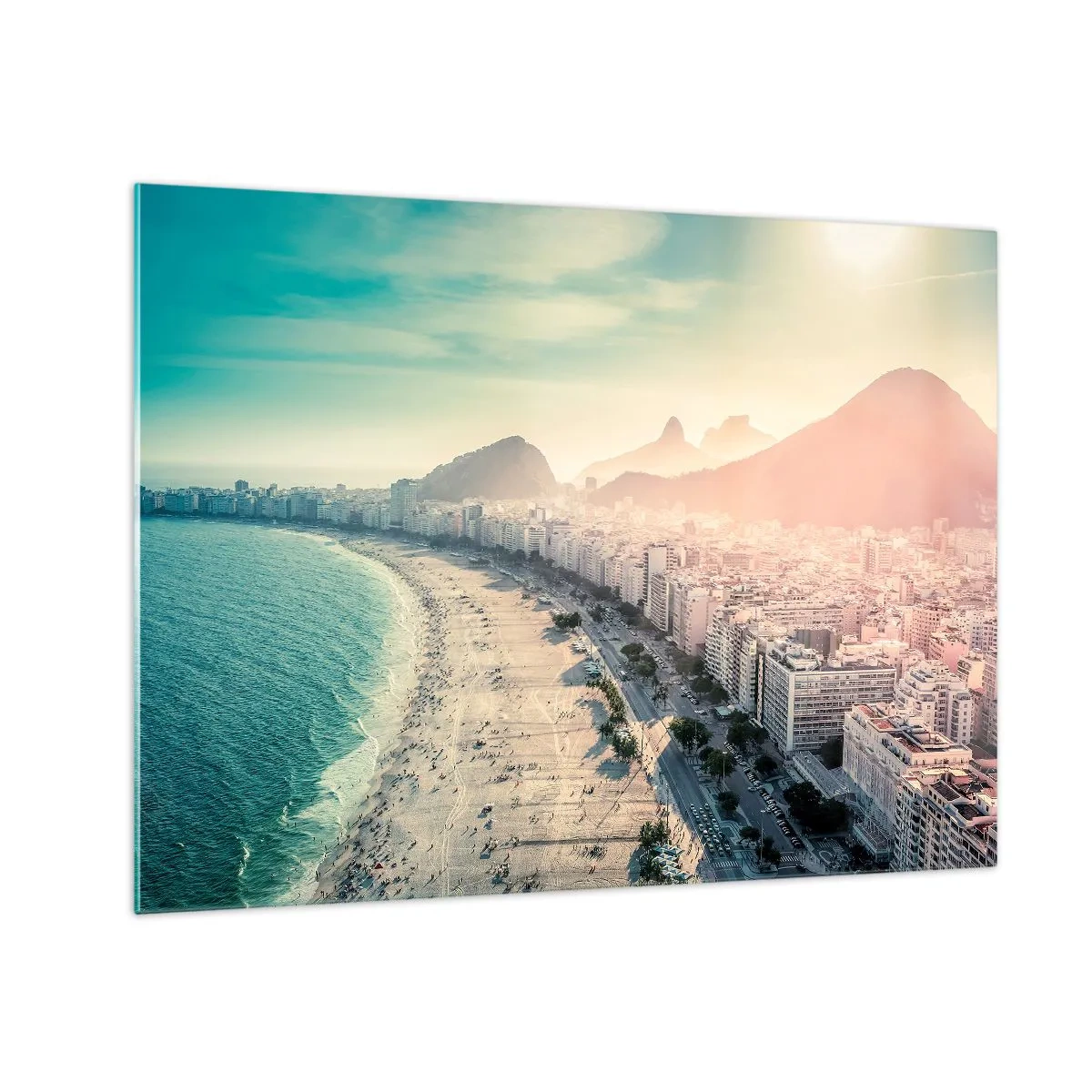 Impression sur verre - Image sur verre - Panorama de la plage avec des bâtiments urbains et un arrière-plan de montagne - 70x50cm - Vacances éternelles à Rio - Décoration murale moderne pour le salon et la chambre ARTTOR