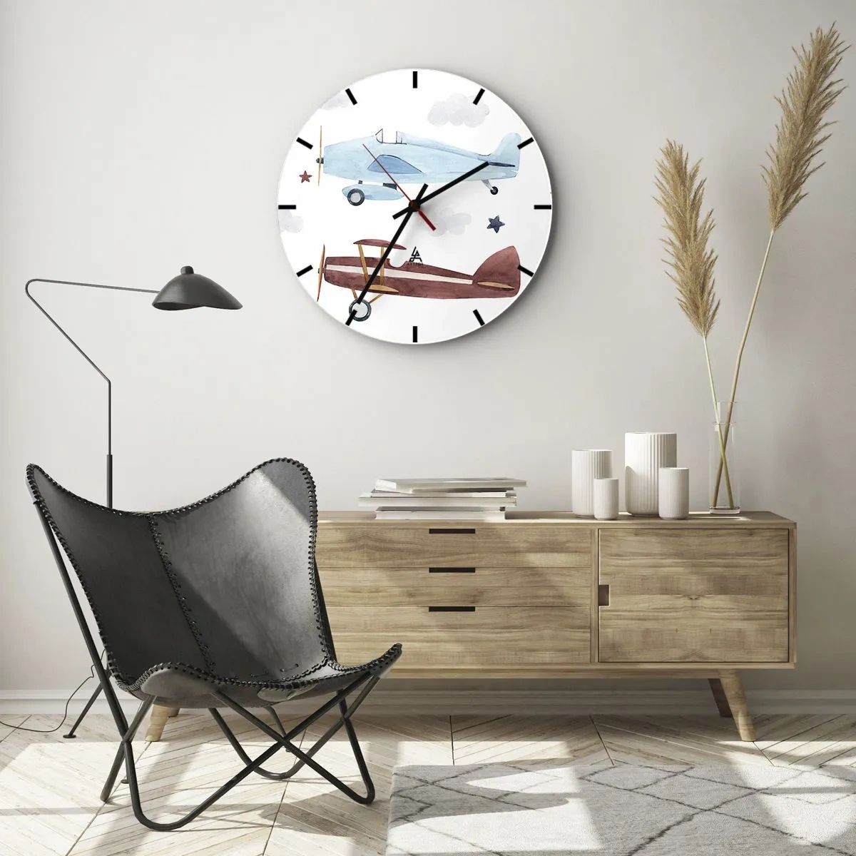 Horloge murale - Pendule murale - Illustration de deux avions de style rétro sur un fond nuageux - 30x30cm - Monsieur le pilote, nous vous attendons ! - Décoration murale moderne pour le salon, la cuisine et la chambre ARTTOR