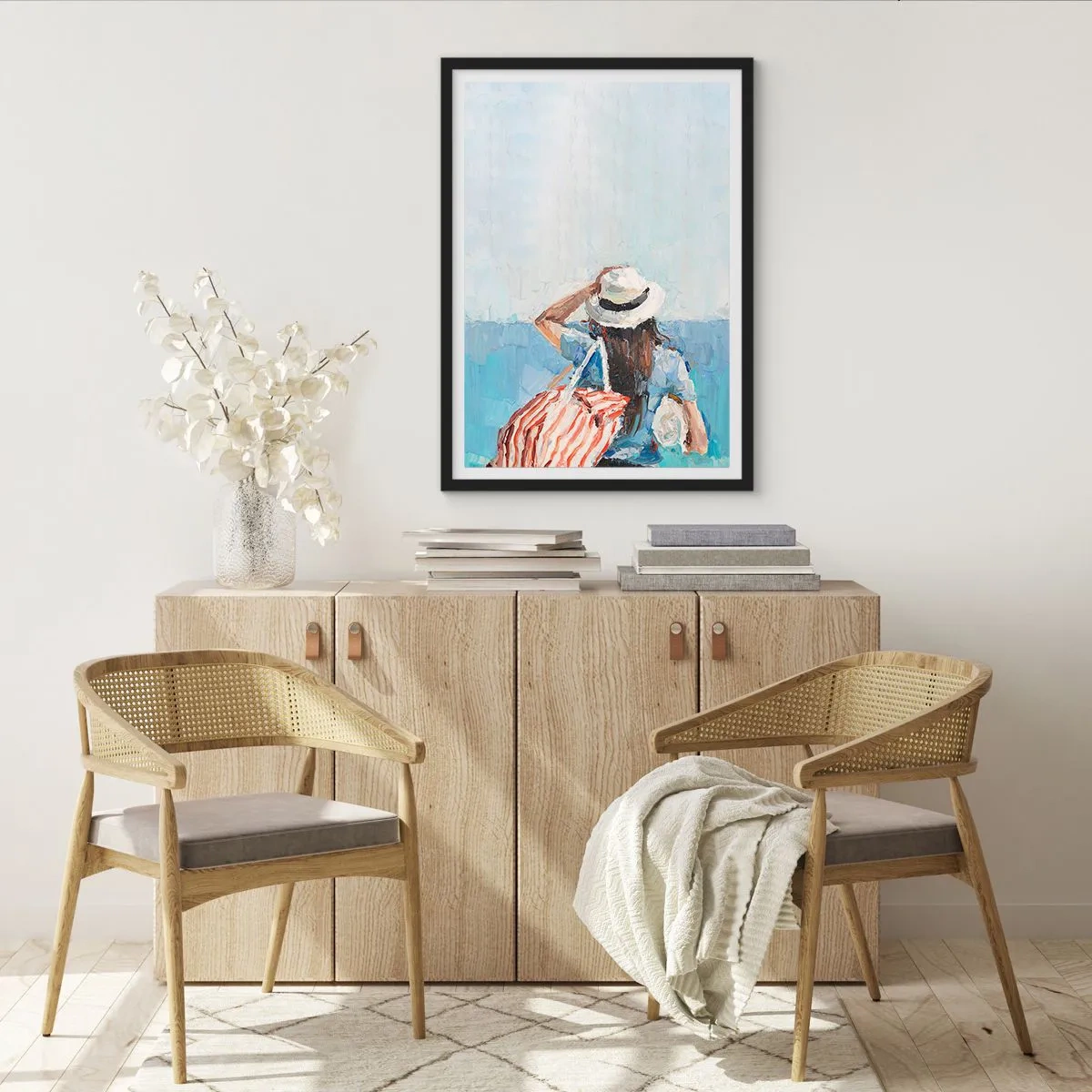 Affiche dans un cadre noir - Poster - Une femme avec un chapeau regardant la mer - 50x70cm - Bienvenue à vos vacances - Décoration murale moderne pour le salon et la chambre ARTTOR