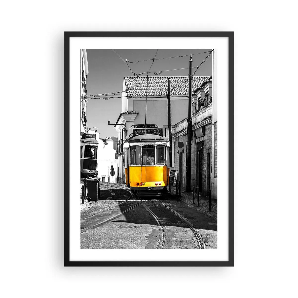 Affiche dans un cadre noir - Poster - Un tramway jaune dans les rues de la ville dans un décor noir et blanc - 50x70cm - L'âme de Lisbonne - Décoration murale moderne pour le salon et la chambre ARTTOR