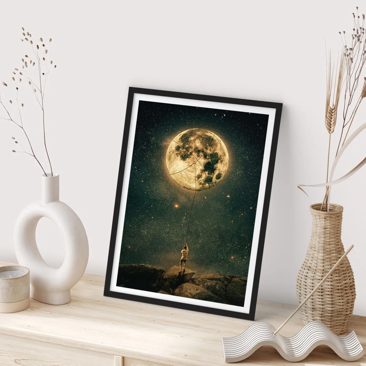 Affiche dans un cadre noir - Poster - Une figure tenant la lune sur une corde dans un paysage étoilé. - 50x70cm - Celui qui a volé la lune - Décoration murale moderne pour le salon et la chambre ARTTOR