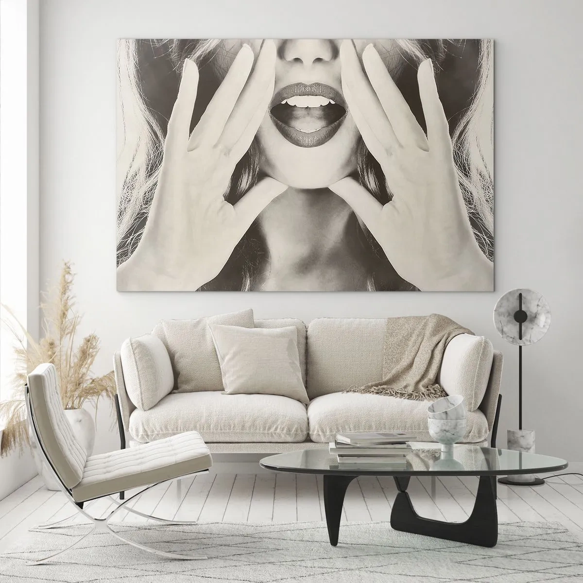 Impression sur verre - Image sur verre - Une femme avec du rouge à lèvres sur les lèvres et les mains sur son visage - 70x50cm - J'arrive! - Décoration murale moderne pour le salon et la chambre ARTTOR