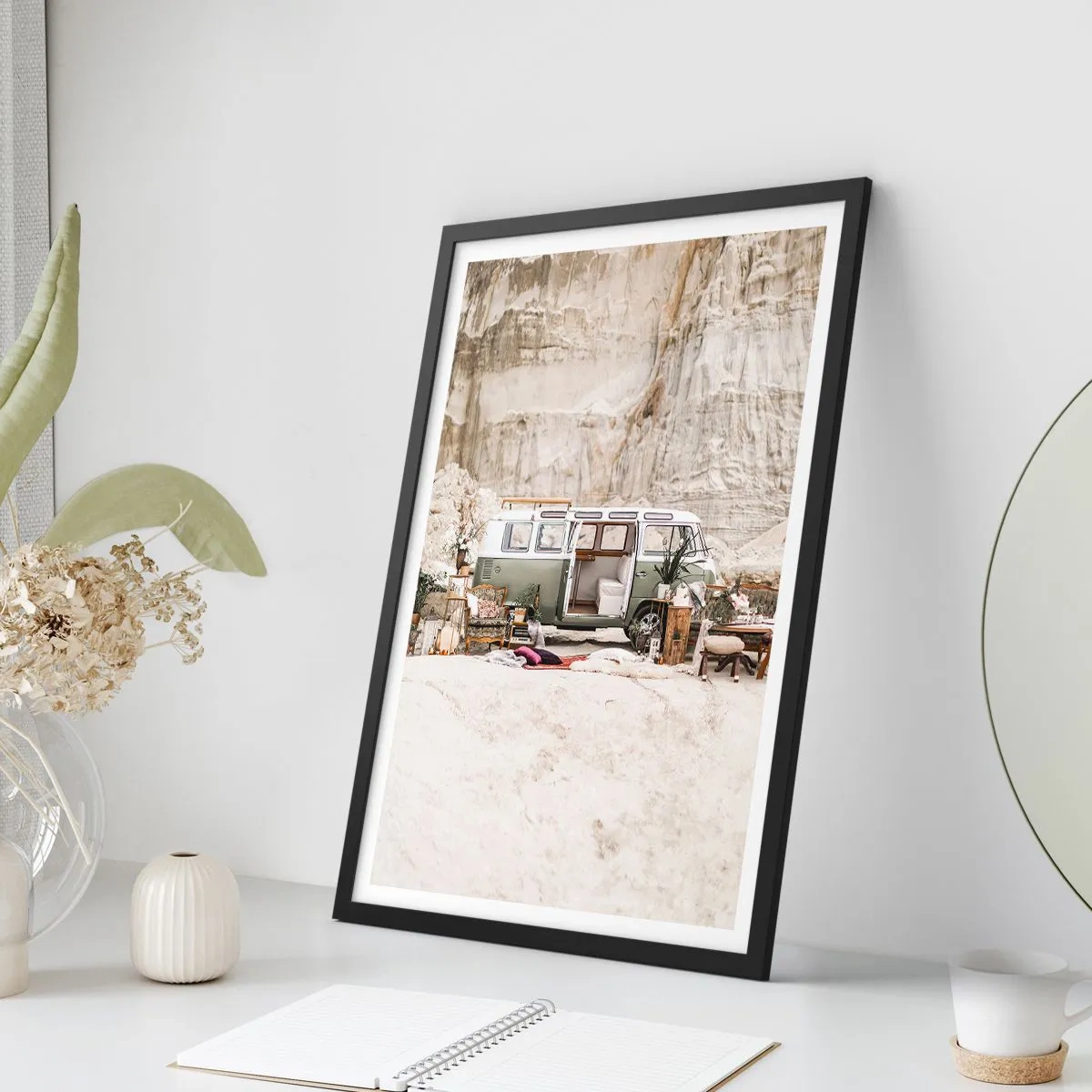 Affiche dans un cadre noir - Poster - Camping en van rétro dans un décor désertique avec des touches rustiques - 50x70cm - Il est temps de commencer le voyage - Décoration murale moderne pour le salon et la chambre ARTTOR