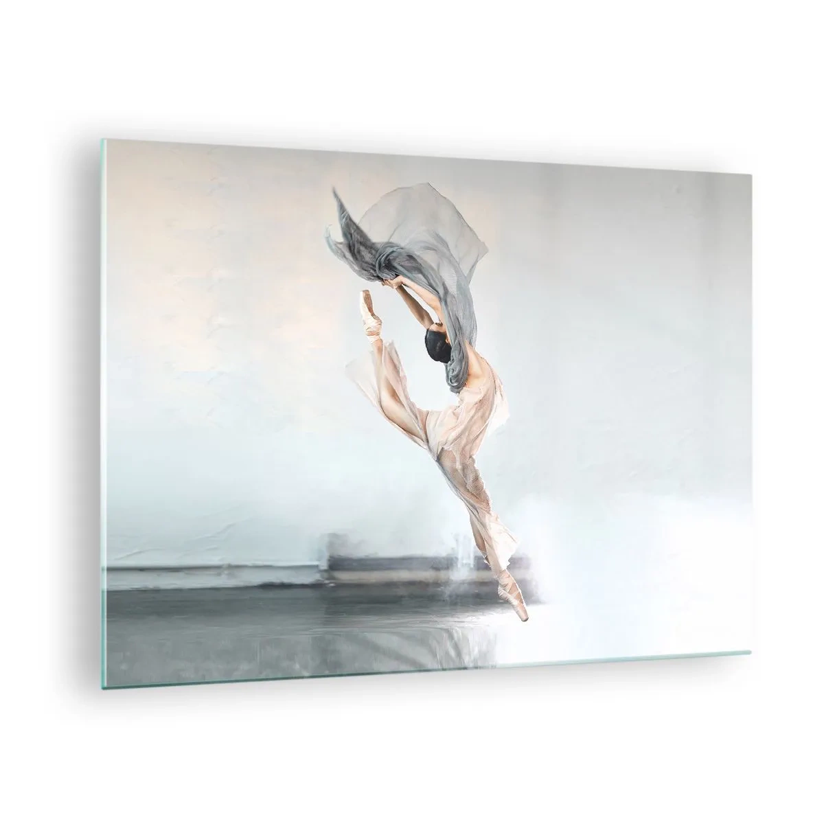 Impression sur verre - Image sur verre - Une ballerine exécute un saut dynamique dans une lumière douce. - 70x50cm - Dans le ravissement de la danse - Décoration murale moderne pour le salon et la chambre ARTTOR