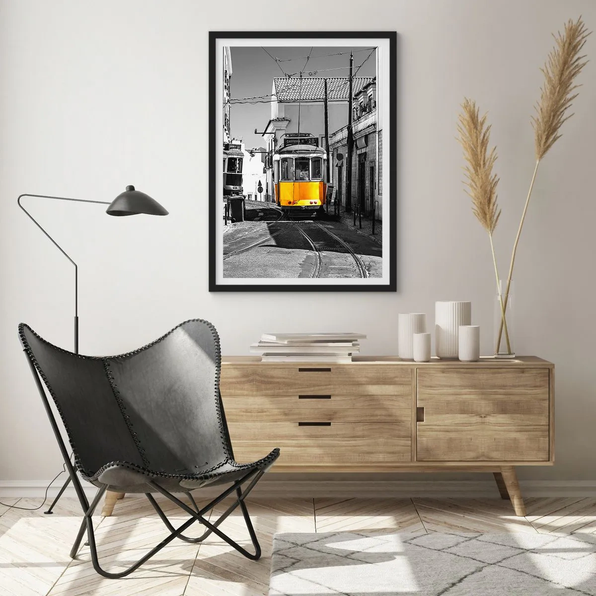 Affiche dans un cadre noir - Poster - Un tramway jaune dans les rues de la ville dans un décor noir et blanc - 50x70cm - L'âme de Lisbonne - Décoration murale moderne pour le salon et la chambre ARTTOR