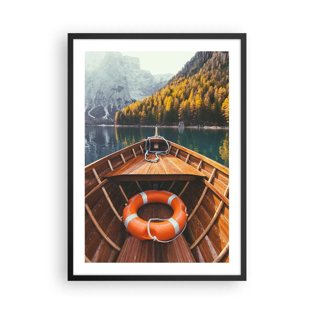 Affiche dans un cadre noir - Poster - Un bateau en bois sur un lac entouré de montagnes - 50x70cm - Escapade en montagne - Décoration murale moderne pour le salon et la chambre ARTTOR